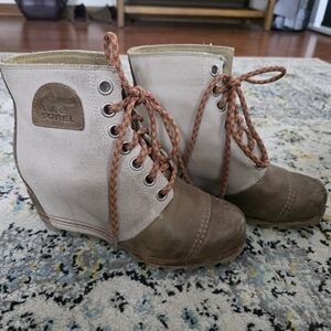 Sorel Women's Lace-Up Cream and Brown Boots